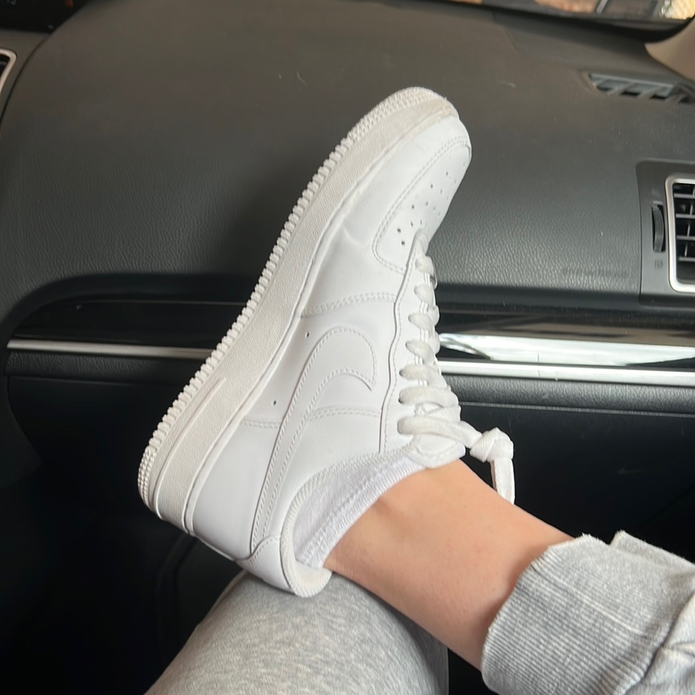 Like new Nike airforce 1s w 7.5